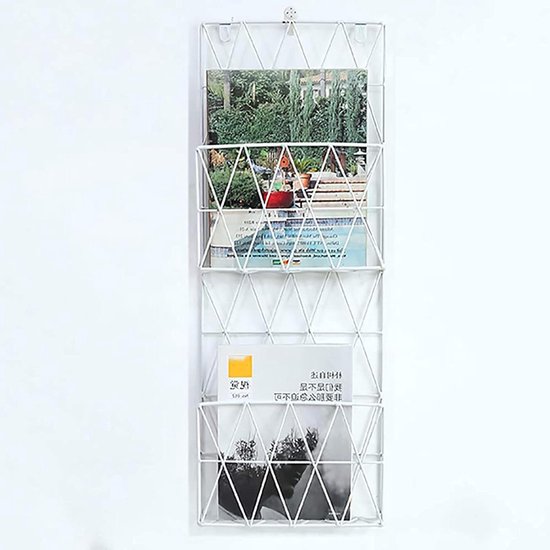 Witte metalen wand organizer met twee niveaus, gedecoreerd met tijdschriften en ansichtkaarten.