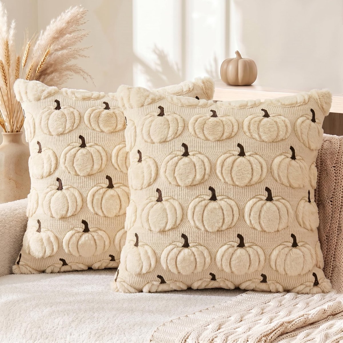 Omgoods - Set van 2 Zachte Kunstbont Kussens 45x45cm - Beige Pompoenen Borduurwerk voor Decoratie