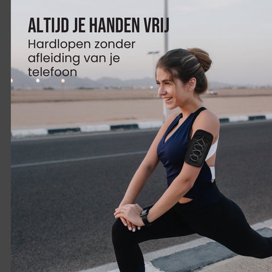 Vrouw in sportkleding die haar knieën buigt met telefoonarmband om haar linker bovenarm.