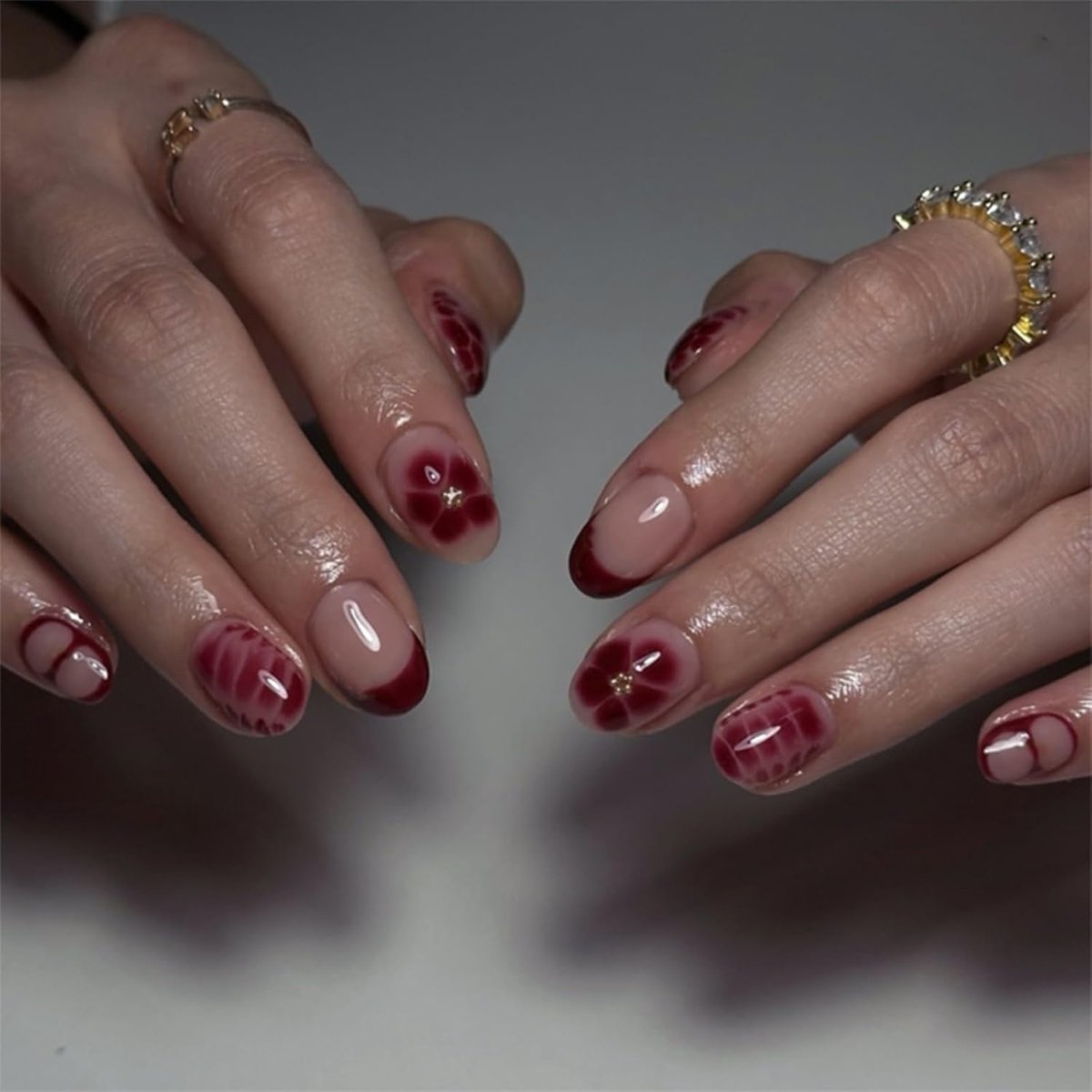 Bloem Press-on Nagels Set, 24-delige kunstnagels met bloemenpatroon, Amandelvormige Press-on Nagels in Rood (incl. accessoires)
