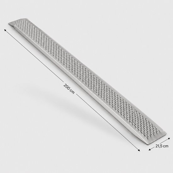 Aluminium oprijplaat met afmetingen 200 cm lang en 21,5 cm breed, met geperforeerd anti-slip oppervlak.