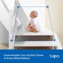 Baby zit op trap met activiteitenzone.