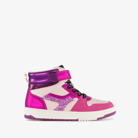 Roze hoge sneaker met paarse en crèmekleurige accenten, glitterdetails en klittenbandsluiting.