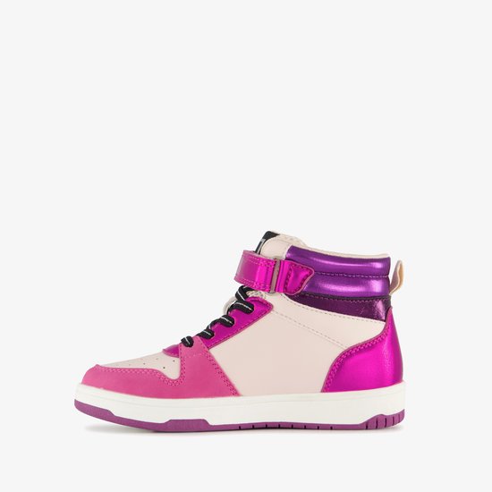 Zijaanzicht van de roze en paarse Blue Box hoge sneaker met metallic afwerking en klittenbandsluiting.
