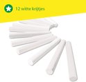 Twaalf witte krijtjes, verspreid op een witte ondergrond. '12 witte krijtjes'.