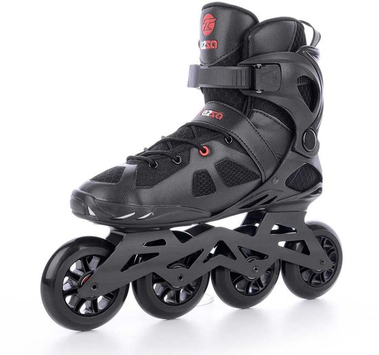 Zwarte skatere met vier wielen, rode logo's, veters en gespen.