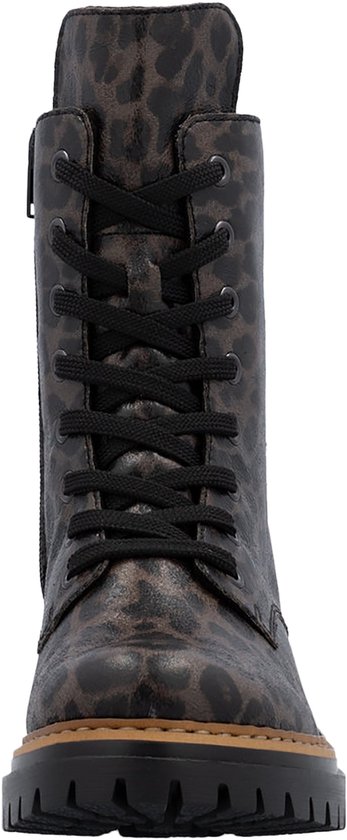 Bruine veterboot met luipaardprint, zwarte veters en dikke zool.