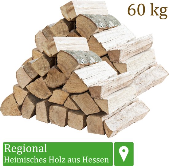 Stapel licht gekloofd brandhout met bast, 60 kg, op witte achtergrond.