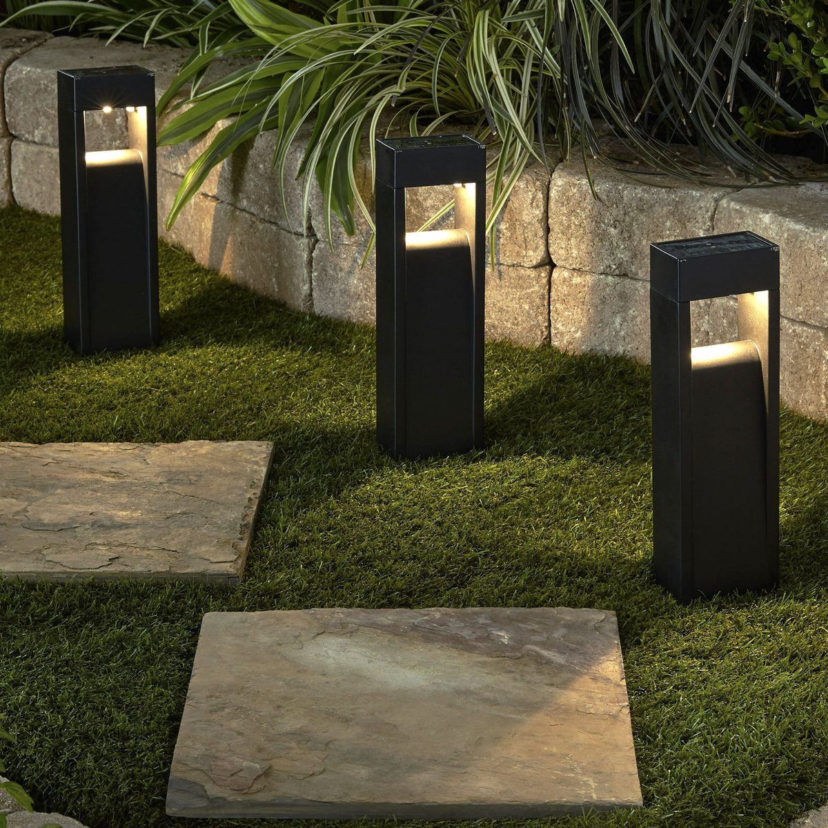 Solar Tuinlamp met Grondspies – 2 Warmwitte LED’s – Automatische Schemeringssensor – 33 x 8 x 5 cm – Zwart