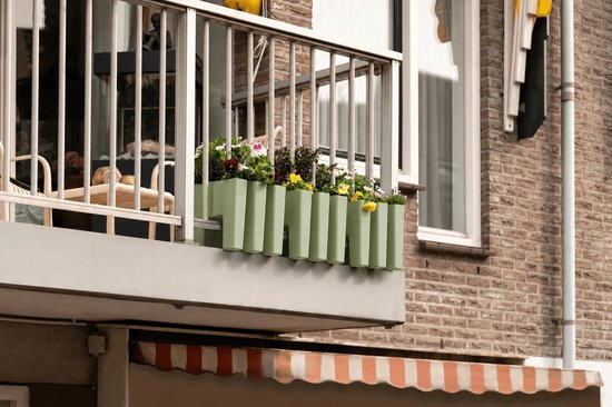 Olijfgroene balkonplantenbak met 5 vakken, gedecoreerd met bloemen, hangend aan een balkonreling.