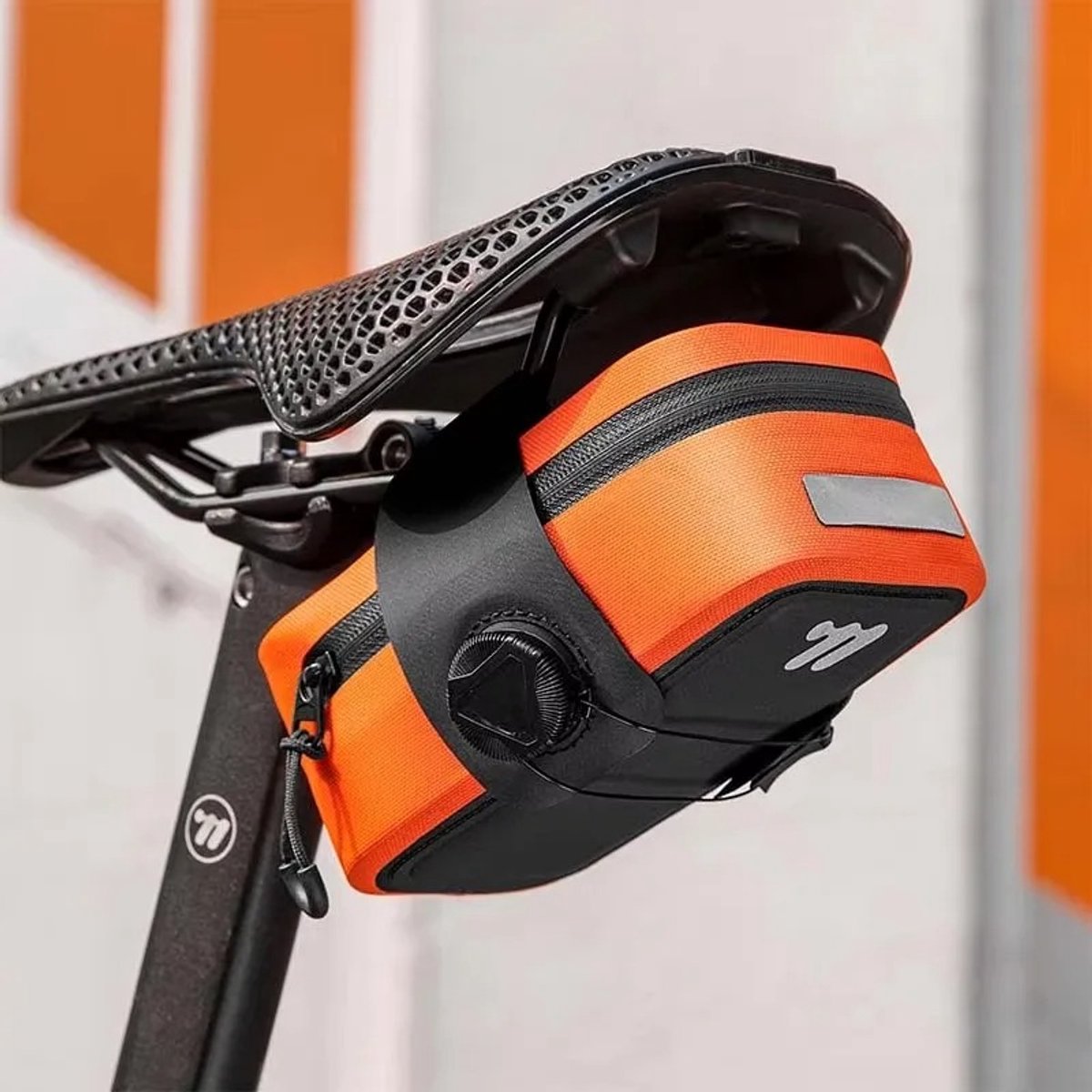 West Biking - Zadeltas - Fietstas voor Zadel - Waterdicht - Quick Release & Draaiknop - 14x8x5.5 cm - Oranje