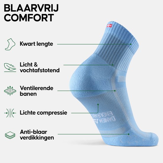 Chaussette de sport bleu clair en gros plan, avec du texte vert expliquant les caractéristiques
