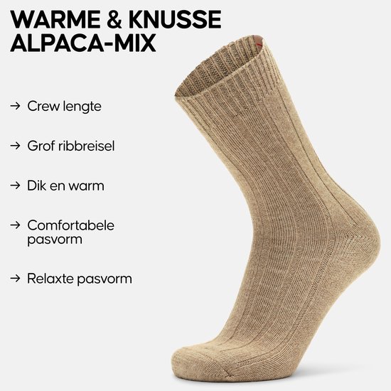 Hoge, beige sok van grof ribbreisel, gemaakt van een warme alpacamix.