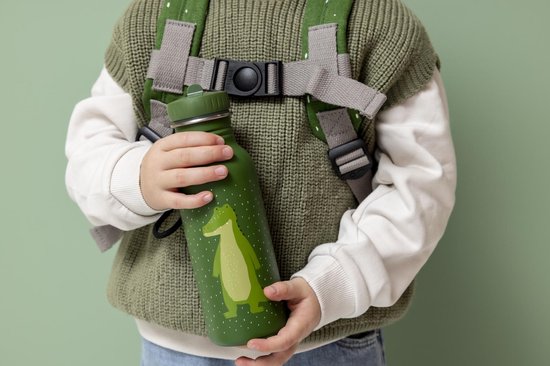 Groene drinkfles met witte stippen en een lichtgroene krokodil. Een jongen met rugzak houdt hem vast.