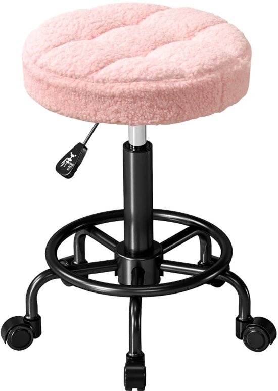 Tabouret selle rose en tissu avec roulettes et tige réglable en hauteur.