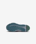 Onderkant van de groene Nike sneaker met groen en blauw profiel.