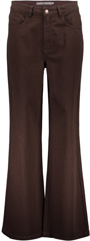 Bruine jeans met uitlopende pijpen, voorkant met knoop- en ritssluiting en twee steekzakken.