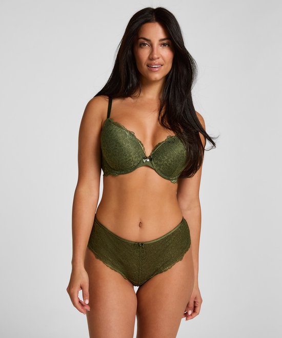 Model met lang, donker haar in een groene kanten push-up bh en bijpassende slip.