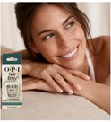 Vrouw met glimlach en naturel gelakte nagels, met O.P.I. Nail Envy verpakking op de voorgrond.