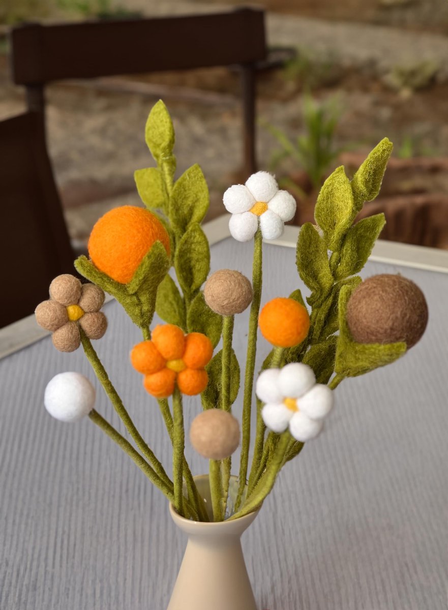 SnelShoppen - Handgemaakte Vilten Bloemen Boeket - Duurzame Vilt Decoratie - Realistische Stoffen Bloemen Set - Eerlijke Handel - Hazelaar Kleur - Per