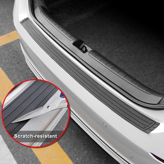 Zwarte bumperbeschermingsstrip met ruitpatroon op een witte auto, met schaar
