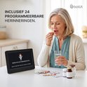 Vrouw neemt medicatie met water, naast een digitale klok die "NEEM UW OCHTENDMEDICATIE" weergeeft.