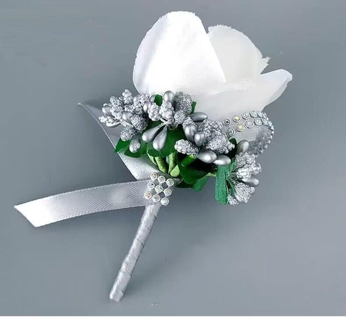 SnelShoppen - 8 Stuks Rozen Boutonnieres voor Mannen - Bloem Knopen met Spelden - Kunststof Rozen in Zilvergrijs en Wit - Perfect voor Bruiloften, Pro