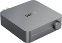 Zilverkleurige WiiM Amp met een grote draaiknop aan de voorkant en luidsprekeraansluitingen aan de achterkant.