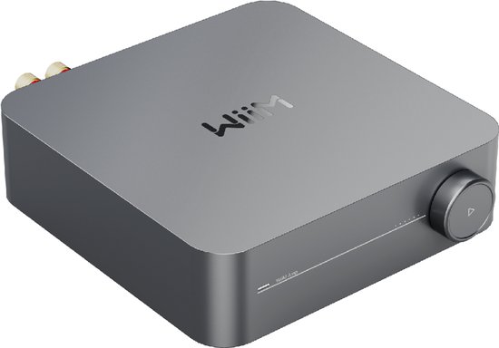 Zilverkleurige WiiM Amp met een grote draaiknop aan de voorkant en luidsprekeraansluitingen aan de achterkant.