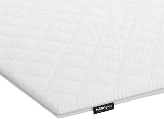 Wit gestoffeerde matras met ruitpatroon en Mörgenn logo.