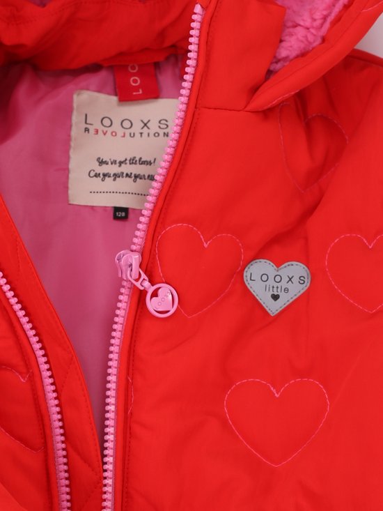 Lable van een rode jas met het LOOXS REVOLUTION logo en maatinformatie.