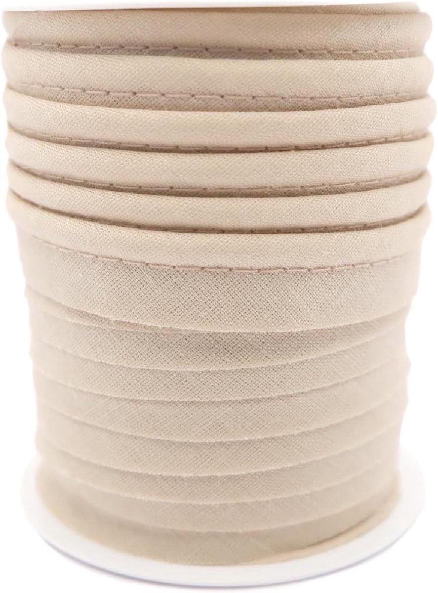 = Randkant Voor Naai-, Decoratie- en Knutselprojecten. Samenstelling 50% Katoen en 50% Polyester. Totale Breedte van 15 mm, Koord van 5 mm en Flap van 10 mm. 10 Meter Haspel - (Beige)