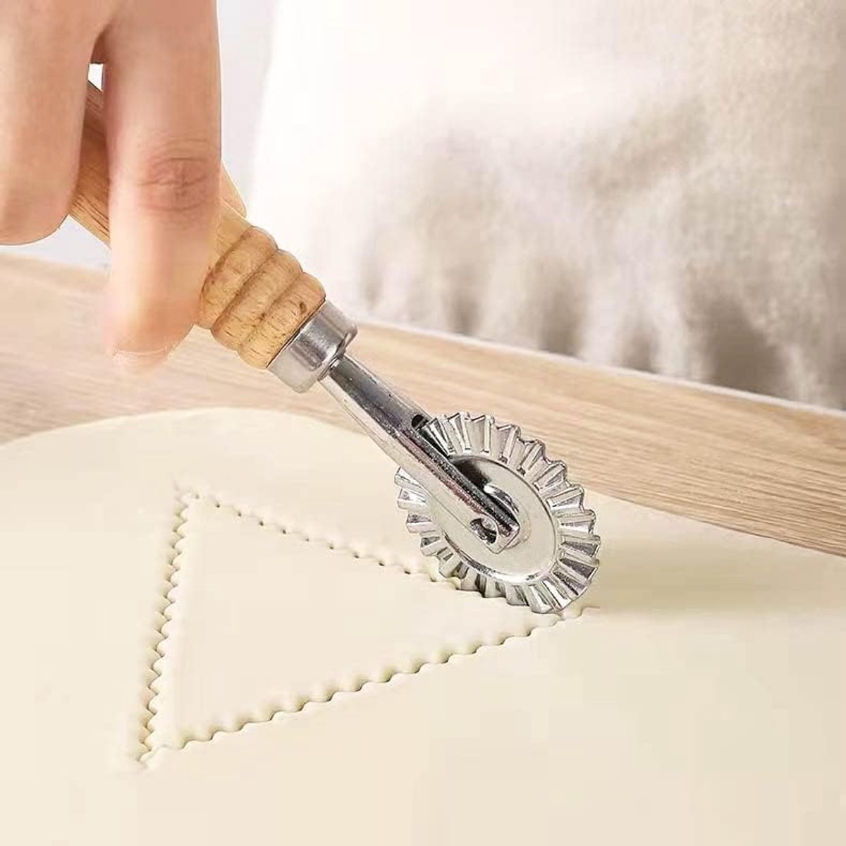 Cutter Seal met ronde rolvorm, robuust en stabiel, met houten handvat en geribbelde rand, spaghettipers, spaghettipers voor thuis en keuken, decoratie, zelfgemaakt, 3,5 cm diameter