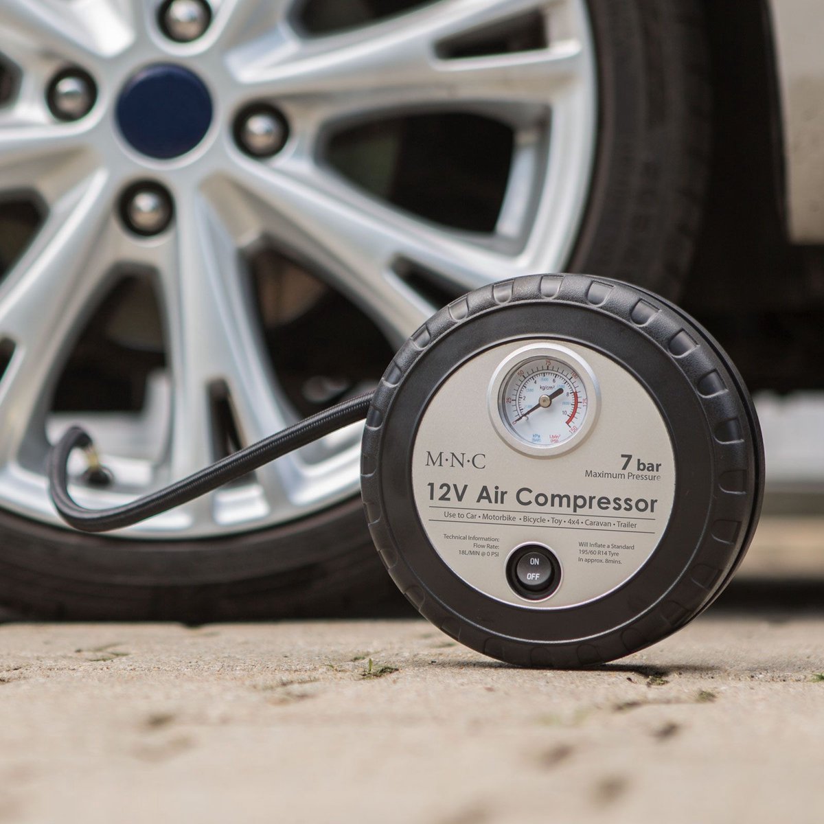 Auto Draagbare Luchtcompressor 12V met schakelaar en drukmeter - geschikt voor banden, sportballen en opblaasbare artikelen [55806]