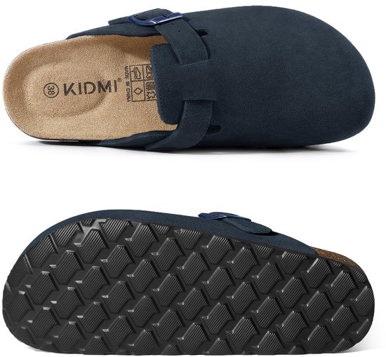 Boven- en onderaanzicht van een donkerblauwe klomp met suède-look, met gesp en kurken zool.