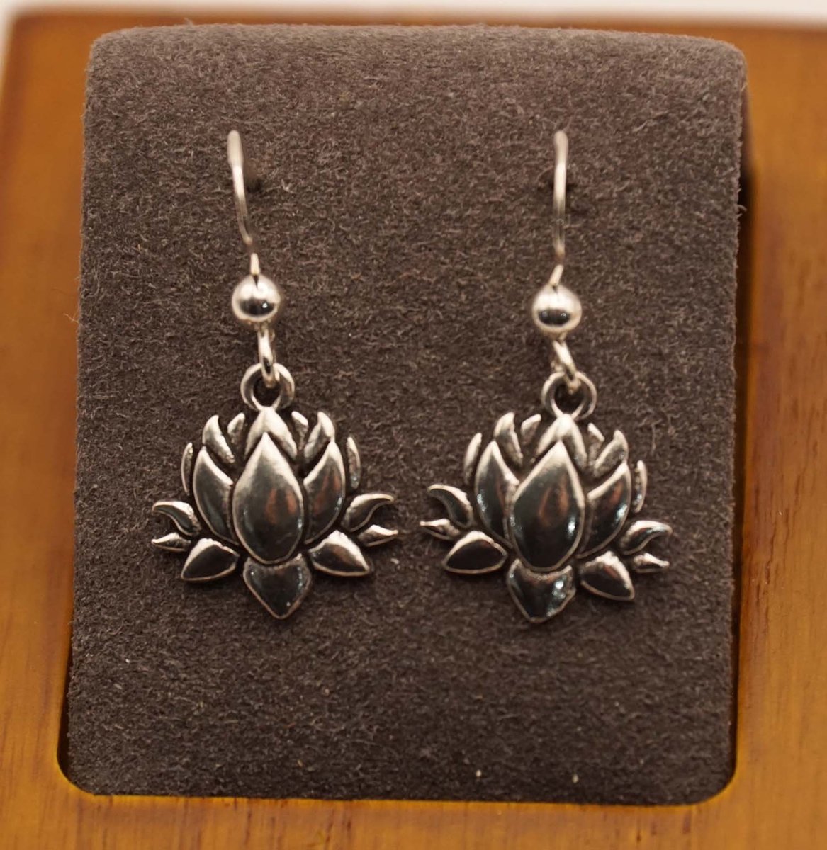 Sterling zilveren oorhangers lotusbloem - zilveren oorbellen lotus - sierlijke lotusbloemen oorhangers gemaakt van 925 zilver - leuke bloemen oorbellen - prachtige oorhangers van een lotus bloem