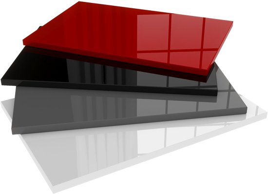 Stapel glanzende plaatmateriaal in rood, zwart, grijs en wit.