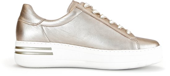 Metallic Gabor sneaker met witte zool en drie zilveren strepen op de zijkant.