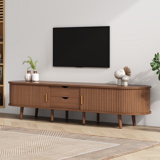 Walnotenhouten tv-meubel met geribbelde deuren, twee lades en gouden handgrepen, in een woonkamer.