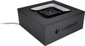 Zwarte vierkante adapter met blauw verlicht Bluetooth-logo en Logitech-logo aan de zijkant.