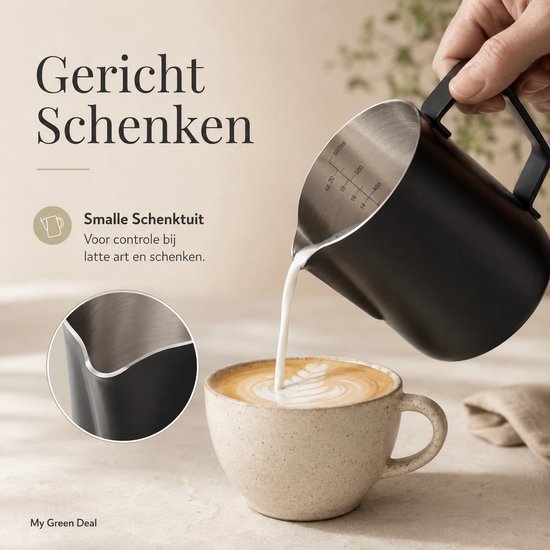 Zwarte RVS melkkan van 600ml met smalle schenktuit, die melk schenkt in een mok voor latte art. Met maatverdeling in ml en oz.