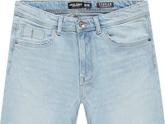 Close-up van de tailleband van een lichtblauwe jeans, met merklabels 'CARS JEANS' en 'STAPLER'.