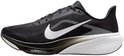 Zwarte Nike Pegasus 42 heren hardloopschoen met witte swoosh en witte zool. Tekst 'AIR ZOOM FULL LENGTH'.