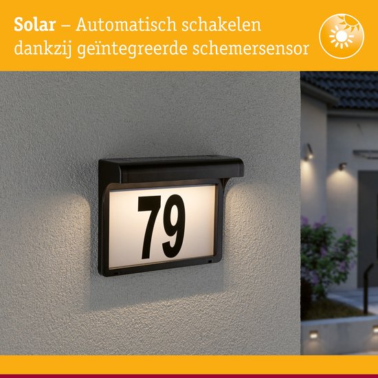 Zwart huisnummerbord '79' met automatische verlichting door schemersensor, opgeladen door zonnestraling.