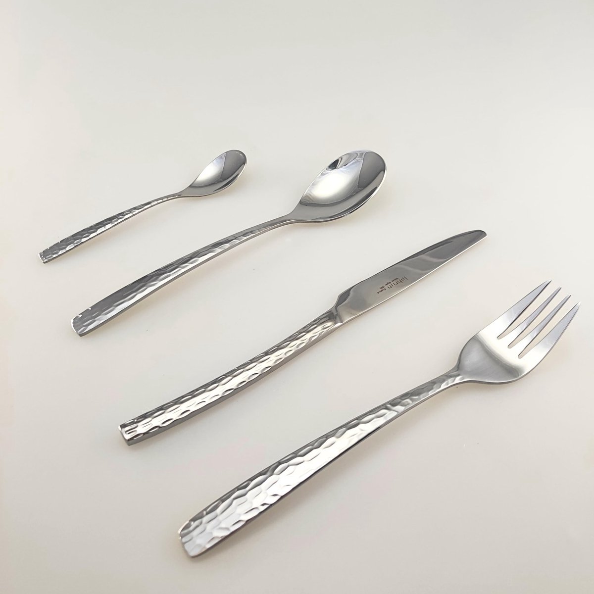 Solidchoice - RVS Bestekset met Gehamerd Design 24 Stuks
