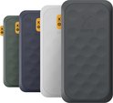 Vier Xtorm powerbanks op een rij: groen, donkergrijs, lichtgrijs en antracietgrijs. Allen met honingraatpatroon.