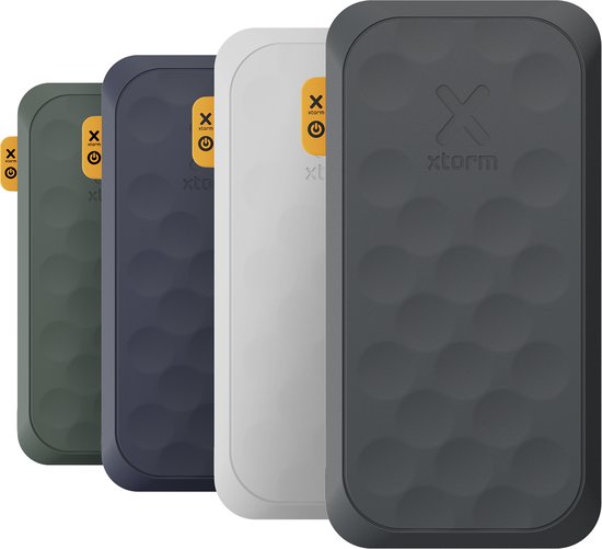 Vier Xtorm powerbanks op een rij: groen, donkergrijs, lichtgrijs en antracietgrijs. Allen met honingraatpatroon.
