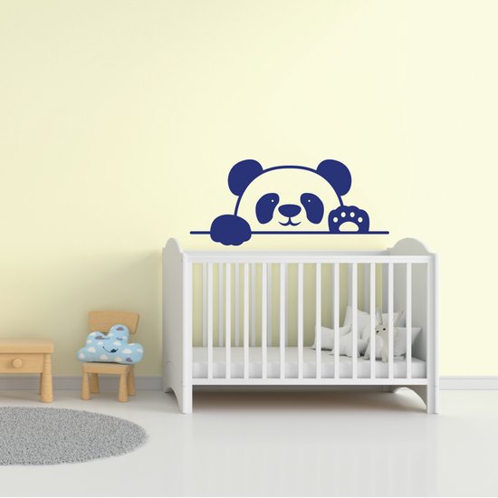 Donkerblauwe panda muursticker boven een babybedje.