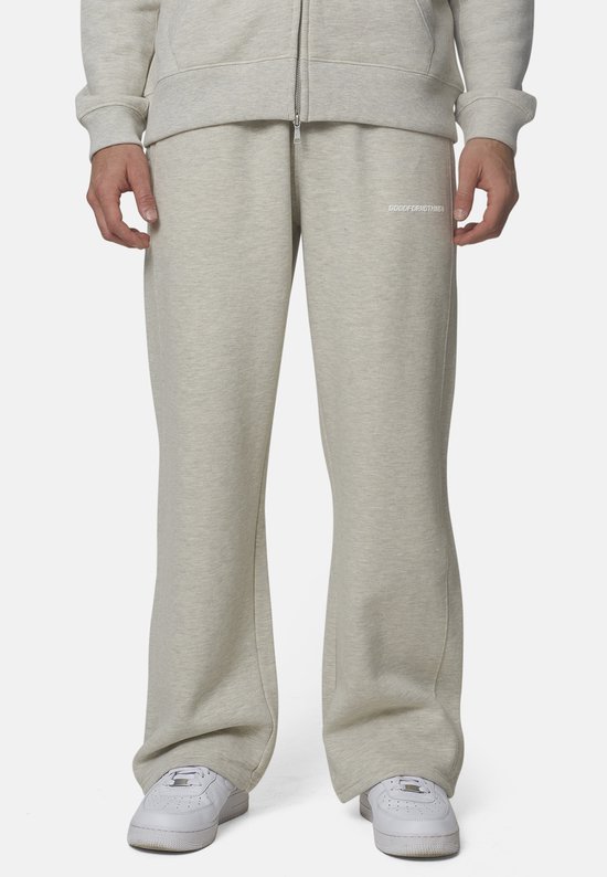 Vooraanzicht van een grijze 'GOODFORNOTHING' joggingbroek met logo op de heup.