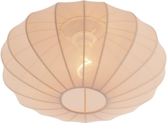 Beige, ovale lampenkap met geribd patroon, verlicht door een peertje.